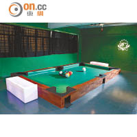 Pool Bowling會喺2.5×5米特製桌球枱進行，枱邊用上防撞膠加強保護。