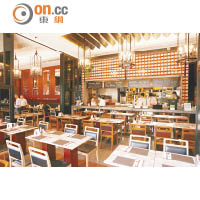 山頂餐廳酒吧的雲石桌、擺鐘等均帶有舊香港氣息，配開放式廚房，讓客人可近距離欣賞廚師手藝。