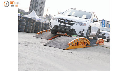 Subaru XV Facelift走出展場，在模擬越野路段展示實力。