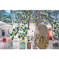 由日本花藝大師東信所創作的藝術品Fur Tree亦聳立於店中。