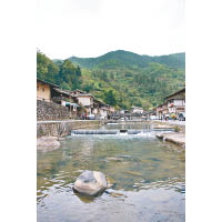 塔下村是中國首批景觀村落之一，一條清澈小溪穿村而過，環境優美。