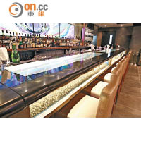 餐廳設計以水族館為主題，酒吧吧枱用上特厚的玻璃製成魚缸，讓客人可以欣賞七彩繽紛的魚仔暢泳外，亦可慢嘗獨特雞尾酒。
