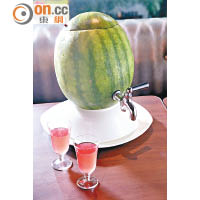 Cima Watermelon<br>Punch $480<br>分量十足的雞尾酒，足夠3至4人分享，用上新鮮的西瓜汁、岩鹽和伏特加調配，客人更可以經安裝在西瓜底部的水龍頭自斟自飲，玩味十足。<br>