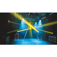  燈光和音效的學員學習音響控制和打燈技巧後，可令舞台演出生色不少。