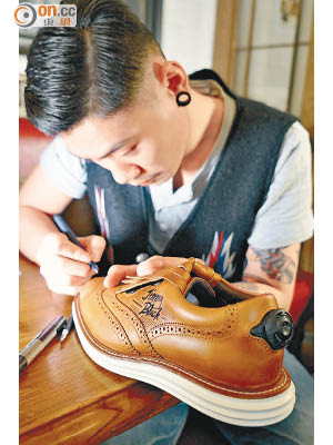 The 59 Tattoo & Barber Shop主理人於Jimmy Black鞋款上加入手繪圖案。