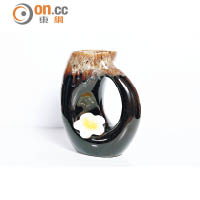 泰北盛產優質陶瓷，圖中的花瓶設計融入當地常見的雞蛋花，洋溢一股清新的亞熱帶風情。$150