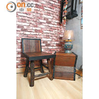 泰國木家具於設計上保留了樹幹的本來面貌，其紋理與形態散發一陣原始味。椅子$2,980、咖啡枱$5,800、枱燈$1,380