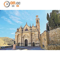 城堡旁是Real Colegiata de Santa Maria教堂，有近500年歷史。