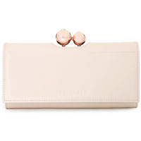 Ted Baker白色長方形Clutch $1,075（F） <br>簡約的設計流露典雅氣質，送給性格大方得體的女生最適合不過。