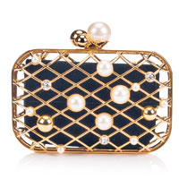 Jimmy Choo閃石×珍珠金屬盒形Clutch $28,900（D） <br>鏤空的盒形設計配以閃石及珍珠點綴，華麗中見優雅。