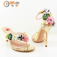鞋履綴以精緻花卉裝飾，滿載夏日色彩。