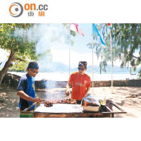 參加全日行程，就可以在島上享用傳統燒烤午餐。參加全日行程，就可以在島上享用傳統燒烤午餐。