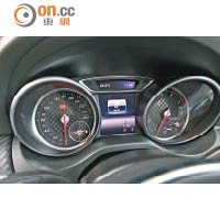 雙圈式儀錶板設計非常清晰，閱讀行車資訊更方便。
