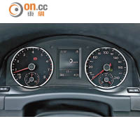 雙圓儀錶板中間設有電子顯示屏，能提供更多的行車資訊。