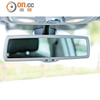 倒後鏡設有防眩功能，有效減少因後方車燈照射而出現的眩目。