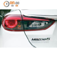 尾燈下加了「Mazdaspeed」字樣貼紙，更凸顯跑格身份。