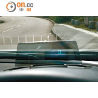 錶板上方設有投射式行車資訊顯示屏，可清晰顯示車速。