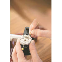 所有複雜錶款及自家機芯均由廠內的錶匠裝嵌。