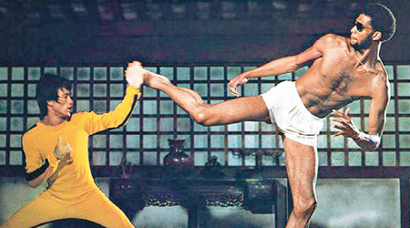 電影《死亡遊戲》中李小龍身穿經典的黃色連身戰衣，並穿着Onitsuka Tiger的球鞋。