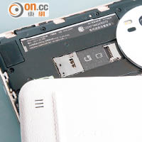 microSD卡槽及micro SIM卡槽藏於機背，要拆殼才能換卡。