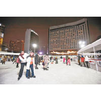 首爾廣場於12月17日起有期間限定溜冰場，提供獨特的市中心溜冰體驗。