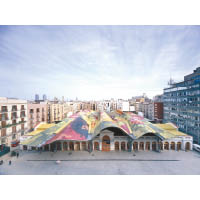 巴塞隆拿建築事務所EMBT用了7年時間活化聖卡特納市場，保留古蹟部分，並使用20多萬塊彩色瓷磚鋪製屋頂，洋溢藝術氣息。