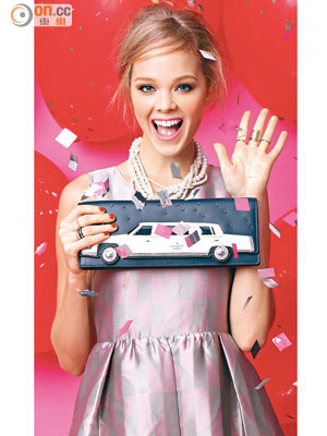 Max&Co.粉紅色晚裝裙 $2,980（D）kate spade黑白房車圖案<br>手提包 $3,300 （B）