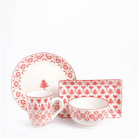 將橘紅色的聖誕樹複製又複製，令純白的餐具生色不少。Red Porcelain Tableware Bowl $59、 Plate $129、Cup $79、Round Plate $149（b）