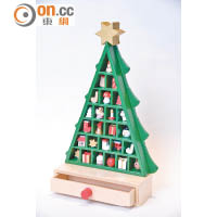 迷你聖誕樹被改造成樹屋，裝滿迷你雪人、小禮物和聖誕襪，陪你倒數迎佳節！$276（a）