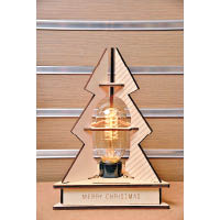 本地文創品牌LAB by Dimension+設計的鎢絲燈泡座燈，散發出獨特光影，乃營造氣氛的亮點。$380（a）
