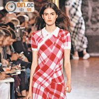 從polo shirt轉化成連身長裙，綴以扭曲的格紋，運動風與線條感兼備。