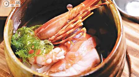 Spicy Seafood Soup $128<br>鮮甜微辣的海鮮濃湯淋在牡丹蝦、三文魚、帶子上面，吃來鮮嫩軟滑，熱呼呼的，冬天喝夠晒暖胃。