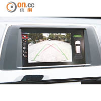 中控台上方的顯示屏面積達6.5吋，並連接後泊車鏡頭。