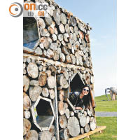 卑南族藝術家伊命．瑪法琉的作品「家」，三面牆以漂流木作為建築材料。