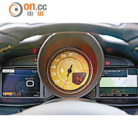 錶板提供豐富訊息，速度、行車資訊及導航地圖均在其中。