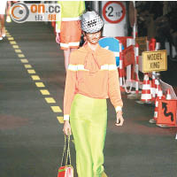 橙、螢光黃與綠由道路維修工人的服裝中取經，那頂由安全帽與喱士網紗二合一的帽子更是一絕。