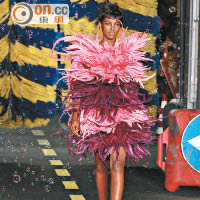 模特兒穿上彩色羽毛裙，與現場的洗車毛毛刷子布置呼應，掀起全場高潮。