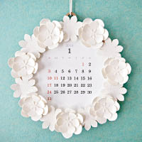 月曆上外加紙花框架，可作相框使用，讓你展示美好的生活定格。$161.1（b）