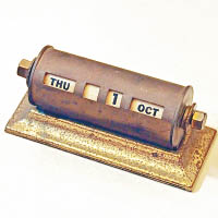 型來好日子 <br>銅製萬年曆，70年代美國產物，可以手動設定日子，適合愛懷舊的用家。$628（b）