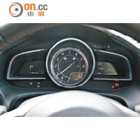 錶板利用銀框加強立體感，左右屏幕顯示各種行車資訊，日與夜皆閱讀清晰。