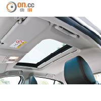 車頂設有電動天窗，打開後令車廂更添開揚感。