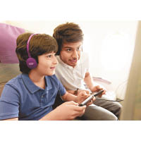 航機上的娛樂系統ice既有遊戲又有動畫，讓小朋友樂在其中。