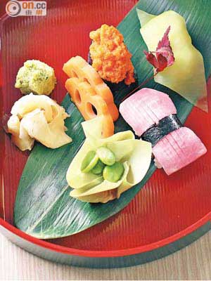 壽司拼盤<br>萵筍以蔬菜高湯浸泡至入味、軍艦壽司上的紅蘿蔔煮過後研磨成蓉；綠豆紙壽司的綠豆紙是以枝豆經多重工序製成，每一件每一口均是心思的體現。