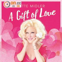 音色測試<br>試播Bette Midler專輯《A Gift Of Love: Greatest Hits》，解碼分析細緻，高低音清晰分明，加上相位調節後令聲音定位更精準。而且播放時完全沒受外來震動影響，多層結構底盤應記一功。