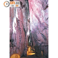 位於岩泉町的龍泉洞是日本三大鐘乳洞。