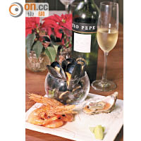 Tio Pepe Palomino Fino配西班牙海鮮拼盤<br>入口清爽甘醇的雪莉酒，可以提升來自西班牙的青口、生蠔及大蝦的鮮味。