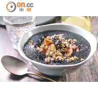 Daigaku Imo Quinoa Porridge $95（a）<br>用了黑芝麻奶及藜麥煮成麥片粥，再加入日本甜番薯、脫水核果、蔓越莓等，配搭出有營早餐，感覺清新不膩。