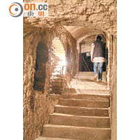 酒窖設於地下4至6米，清涼之餘，灰白色的內牆正是白堊土。