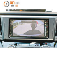 中控台的7吋屏幕，對應後泊鏡頭，助駕駛者掌握車後情況。