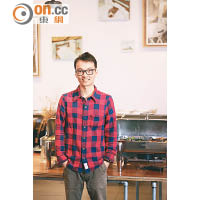 27歲的阿邦在開設小店前，曾在3間素食餐廳任職，眼見香港的素食款式及選擇相對於北京、台灣等地更少，便開設選擇豐富多元化的素食餐廳。